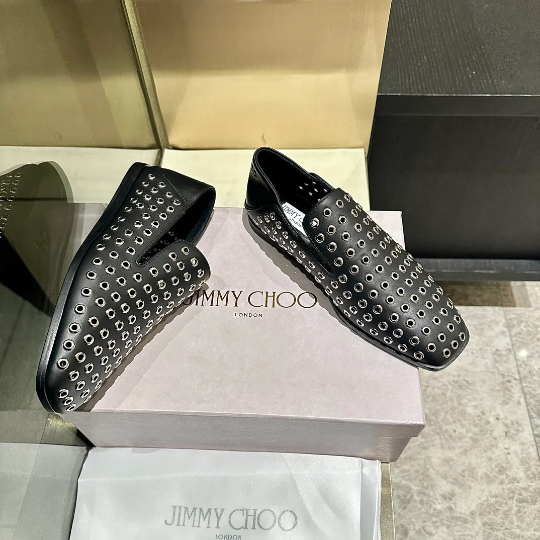 👟👟Ex-factory price 660👟👟 The new JIMMY CHOO, Loaf shoes, exclusive sale, rivet decoration design style is very unique, designed with the latest technology, strong three-dimensional effect👍Multiple technologies are integrated together, subverting fashion, super stylish! The combination is super beautiful. The original version is 1:1, versatile and trendy, both salty and sweet! Size: 35-40 Outsole: Leather outsole